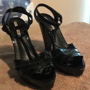 Very Nice- 8.5 Via Spiga Classic black Heels!
